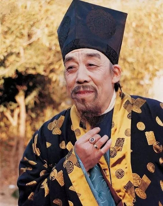 与秦可卿爬灰的，原本是贾敬，曹雪芹为什么换成贾珍？