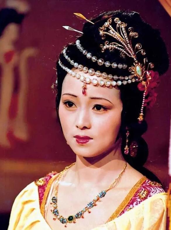 与秦可卿爬灰的，原本是贾敬，曹雪芹为什么换成贾珍？