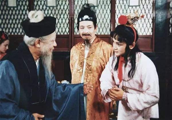 与秦可卿爬灰的，原本是贾敬，曹雪芹为什么换成贾珍？