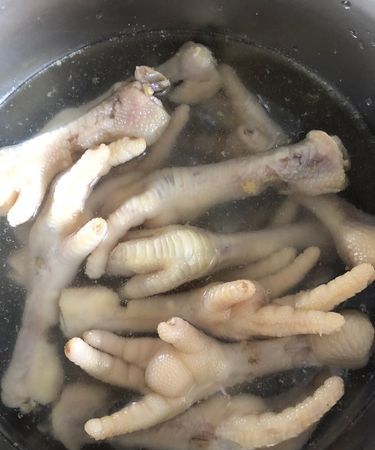 鸡爪煮完发黑能吃吗
