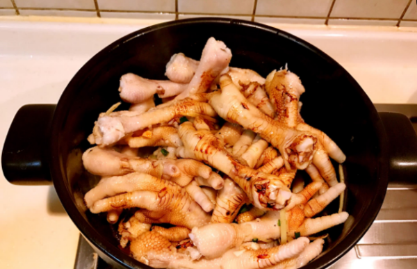 鸡爪煮了发黑还能吃,鸡爪煮完发黑能吃吗图8