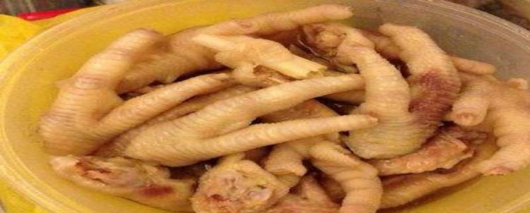 鸡爪子用水煮完怎么黑黑的能吃不