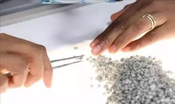 为什么很小的钻石那么贵（1颗钻石200万人的心血）(3)