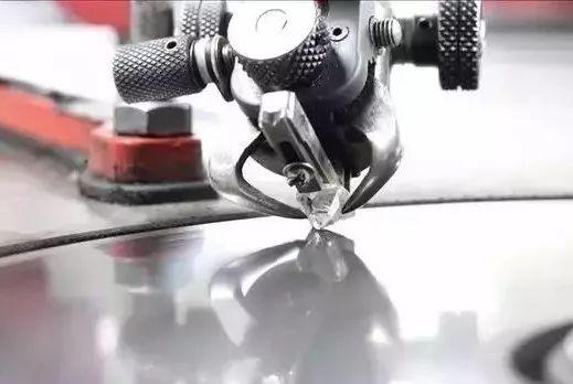 为什么很小的钻石那么贵（1颗钻石200万人的心血）(13)