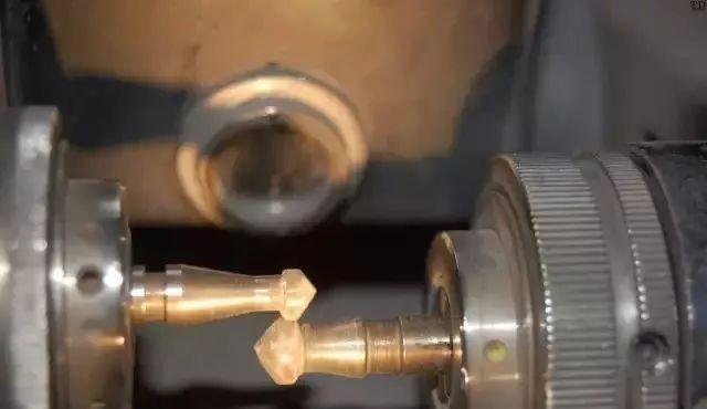 为什么很小的钻石那么贵（1颗钻石200万人的心血）(12)