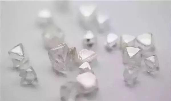 为什么很小的钻石那么贵（1颗钻石200万人的心血）(4)