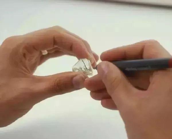 为什么很小的钻石那么贵（1颗钻石200万人的心血）(8)