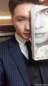 ​张艺兴《黄金瞳》杀青晒自拍 西装革履英俊帅气