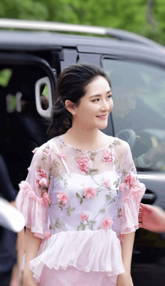 谢娜被粉丝叫成赵丽颖回复:我是我,我二弟是我二弟,我们不一样