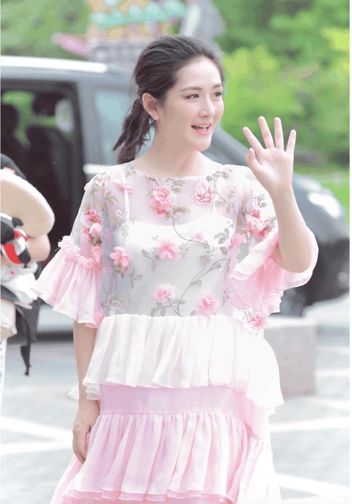 谢娜被粉丝叫成赵丽颖回复:我是我,我二弟是我二弟,我们不一样