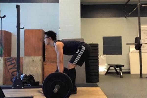 直腿硬拉练哪里的 直腿硬拉锻炼哪些肌肉