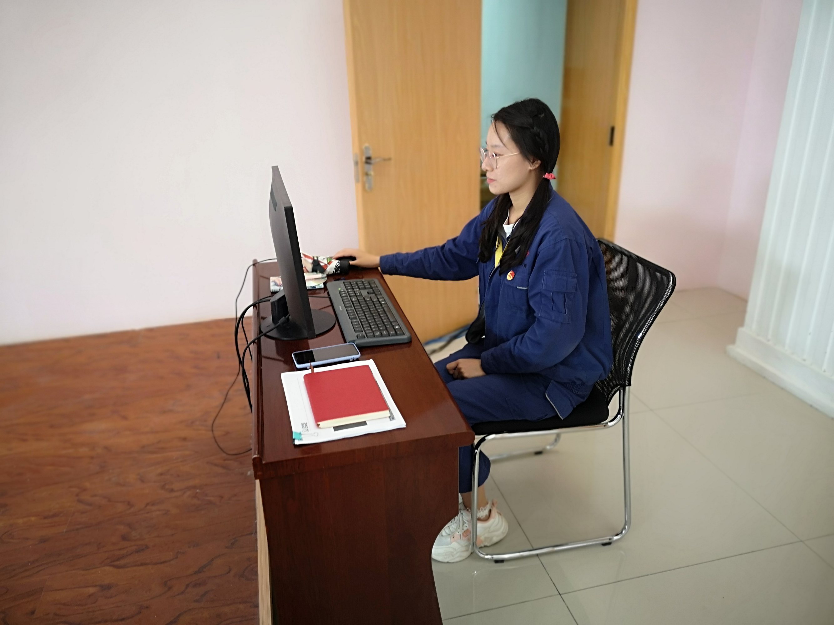 年轻人是学技术,以后自己干好,还是工作攒钱,等以后做自己买卖好