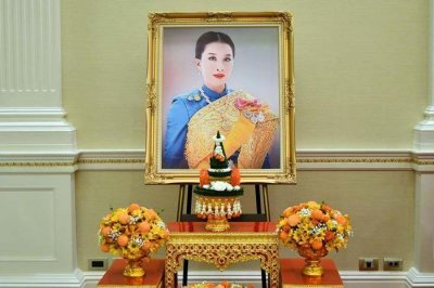 ​泰总理携夫人为病危的大公主诵经！跪地上很虔诚，第一夫人憔悴了