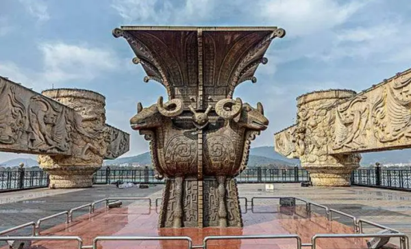 四羊方尊是哪个朝代的文物,四羊方尊是哪个朝代的物品图2