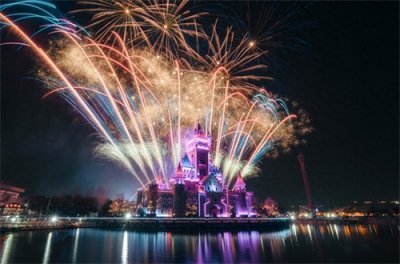 ​郑州方特梦幻王国烟花璀璨 春节主题活动游人如潮