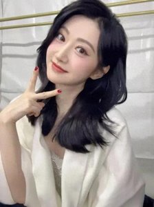 ​景甜短发造型温婉优雅，晒随拍脸颊比心古灵精怪