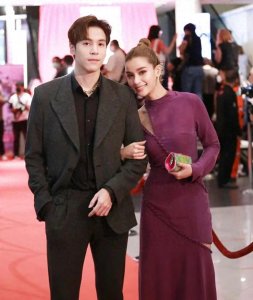 ​泰星vill发和男友jes甜蜜合影～不知不觉俩人已经在一起三年了