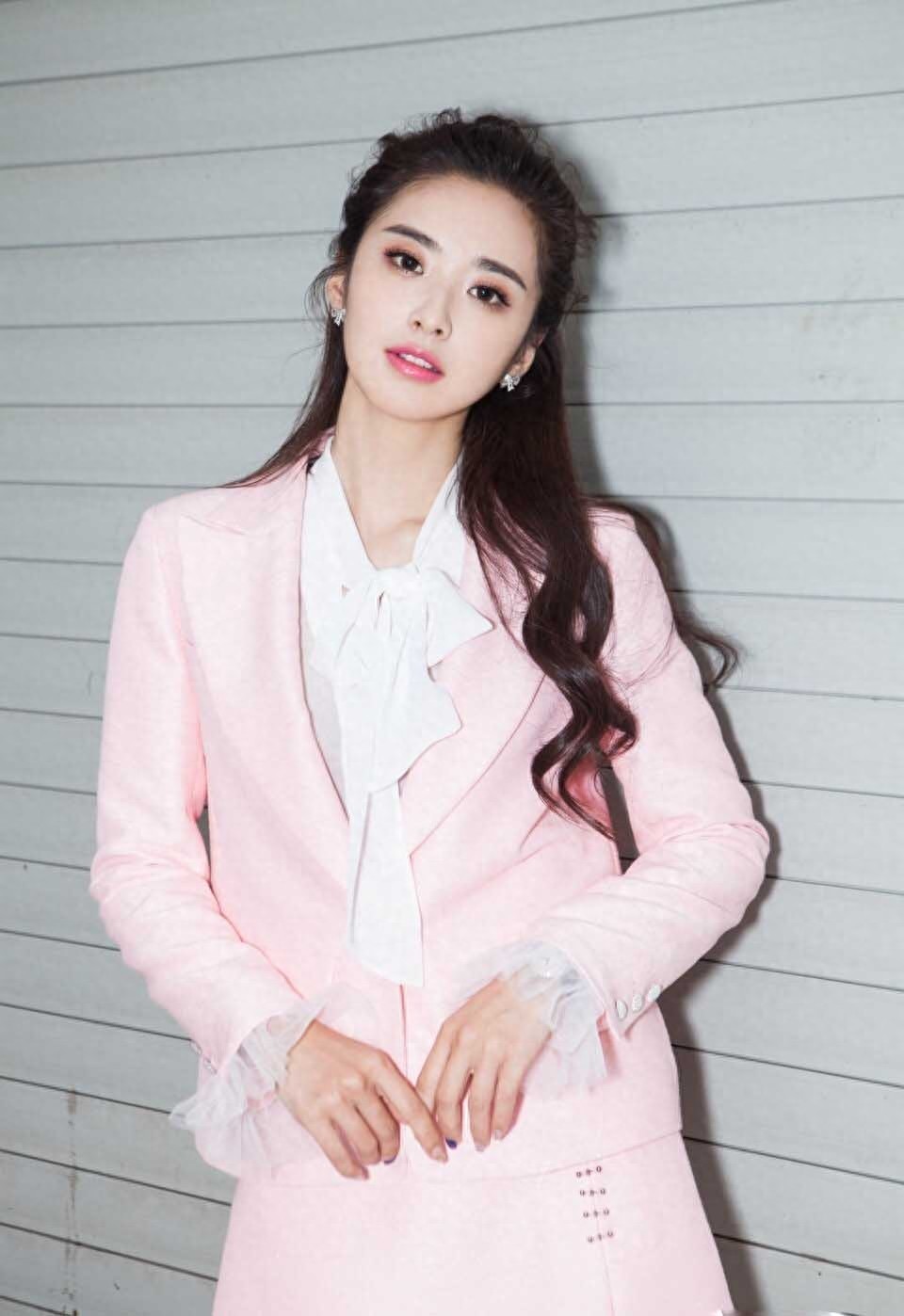 最甜美气质的主持人--刘烨