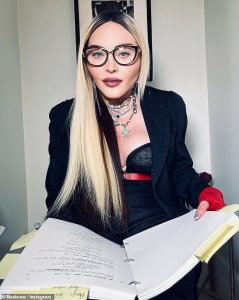 ​63岁麦当娜坐在马桶上看剧本，“最佳工作地”，穿黑丝袜长腿醒目