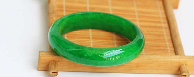 注胶翡翠手镯对人体有伤害吗_戴注胶的翡翠手镯会怎么样