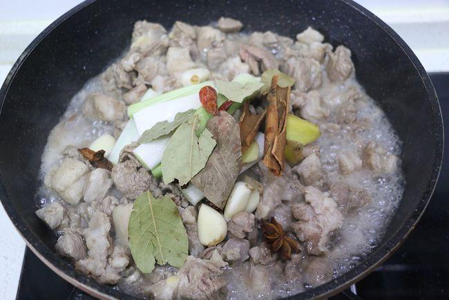 炖羊肉最忌讳放哪两种佐料(炖羊肉最忌讳放的两种佐料原因解析)