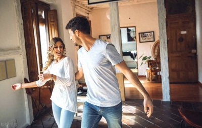 ​如何正确调戏女朋友？12个小套路，女生根本抵抗不了