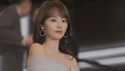 ​张嘉倪身材太性感，紧身泳衣大秀丰满身材曲线，转身美背尽显妩媚