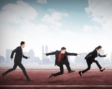 ​90后这一代人在步入中年时可能会面临一些典型的危机和挑战