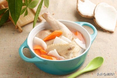 ​椰子与鸡肉的完美结合：一道令人垂涎的椰子煲鸡汤！