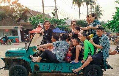 ​实拍老挝当地街头：游客相互泼水湿了身，当地美女很开放