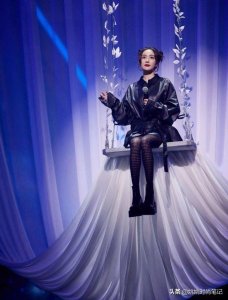 ​10年后杨幂再唱《爱的供养》，开嗓燃炸全场！扎丸子头好少女