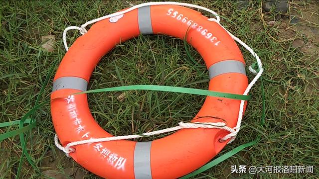 河里现不明物怎么处理（200个救生圈投放洛河岸边）(2)