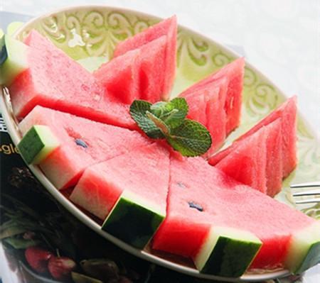 最简单好学的西瓜拼盘教程(教你切出超漂亮的西瓜拼盘)(2)