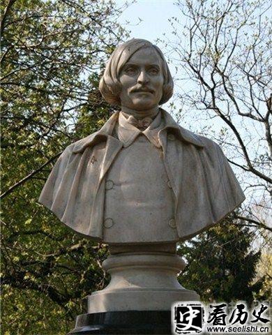 果戈里雕像