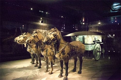 秦始皇陵是世界上规模最大、结构最奇特、内涵最丰富帝王陵墓之一