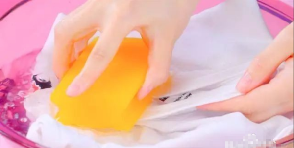 衣服隔年黄渍小妙招,衣服上的黄渍用什么办法可以洗掉图4