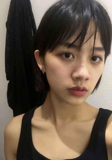 李婷婷的腿是有多细？看她穿上溜冰鞋就懂了，网友：你怕是要上天