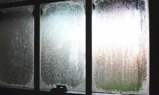 冬天室内窗户玻璃结冰怎么办,北方冬季阳台窗户结冰怎么解决图3