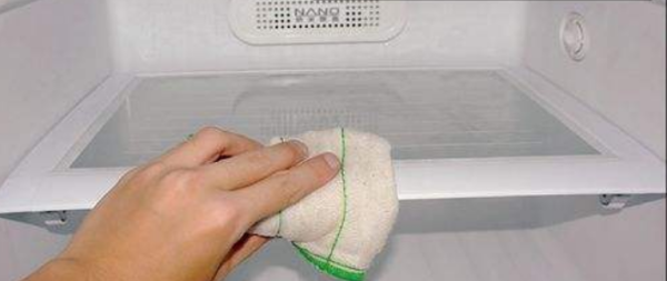 冰箱污垢应该用什么可以擦掉,如何清洗冰箱内部的污垢图1