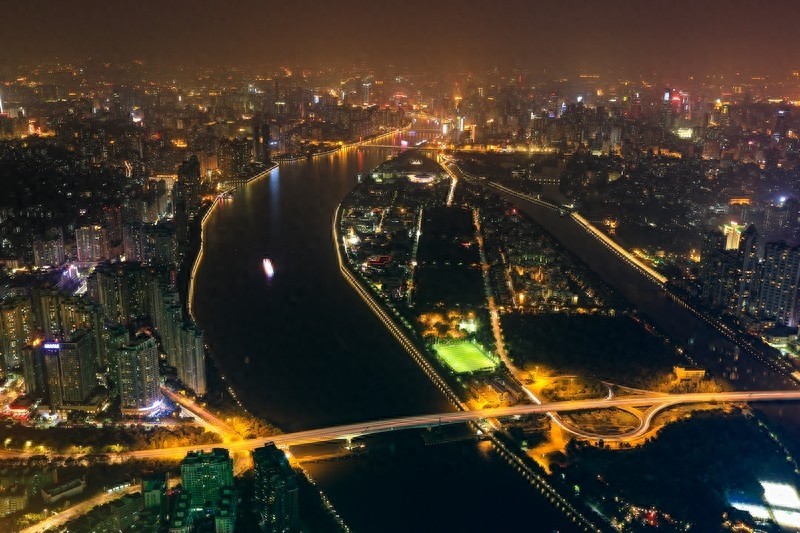 广州塔摩天轮，世界最高摩天轮，由16个