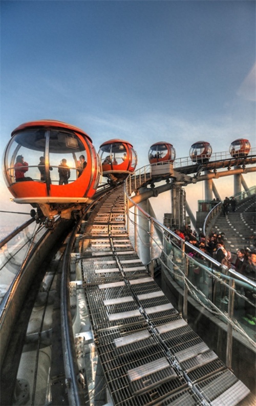 广州塔摩天轮，世界最高摩天轮，由16个