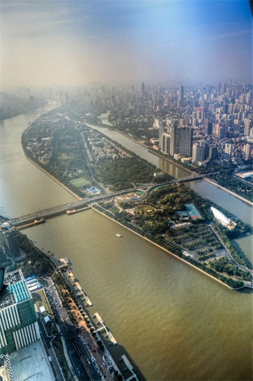 广州塔摩天轮，世界最高摩天轮，由16个