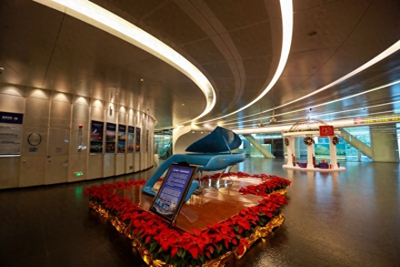 广州塔摩天轮，世界最高摩天轮，由16个