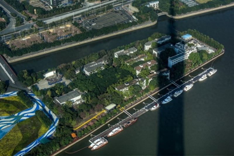 广州塔摩天轮，世界最高摩天轮，由16个