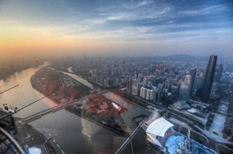 广州塔摩天轮，世界最高摩天轮，由16个