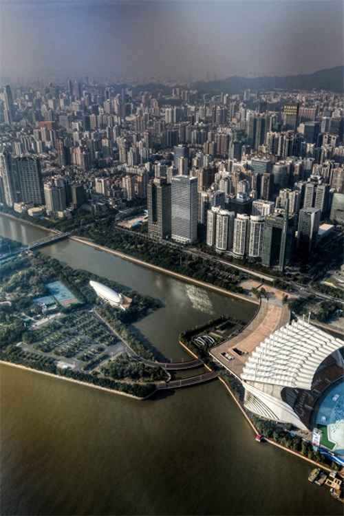 广州塔摩天轮，世界最高摩天轮，由16个