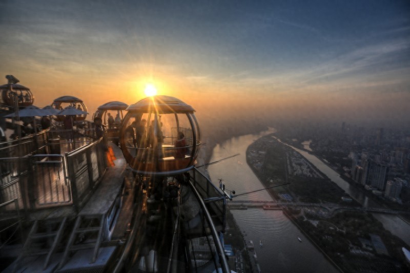 广州塔摩天轮，世界最高摩天轮，由16个