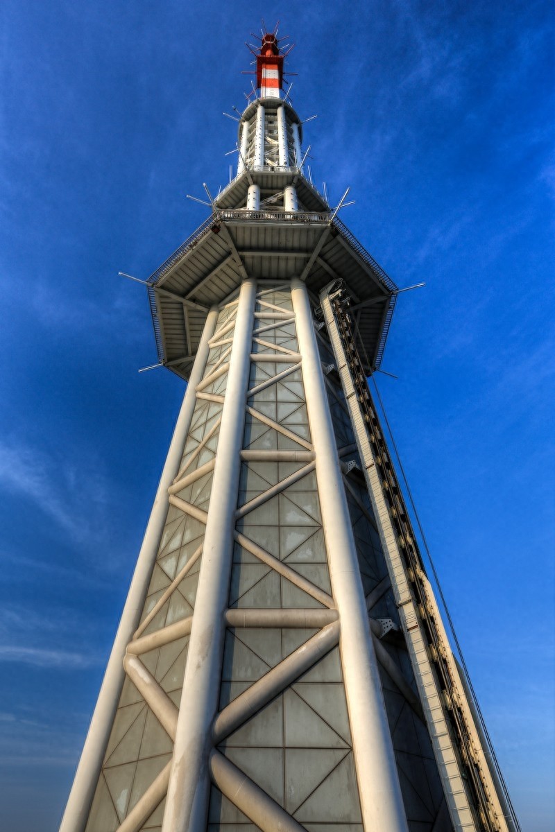 广州塔摩天轮，世界最高摩天轮，由16个