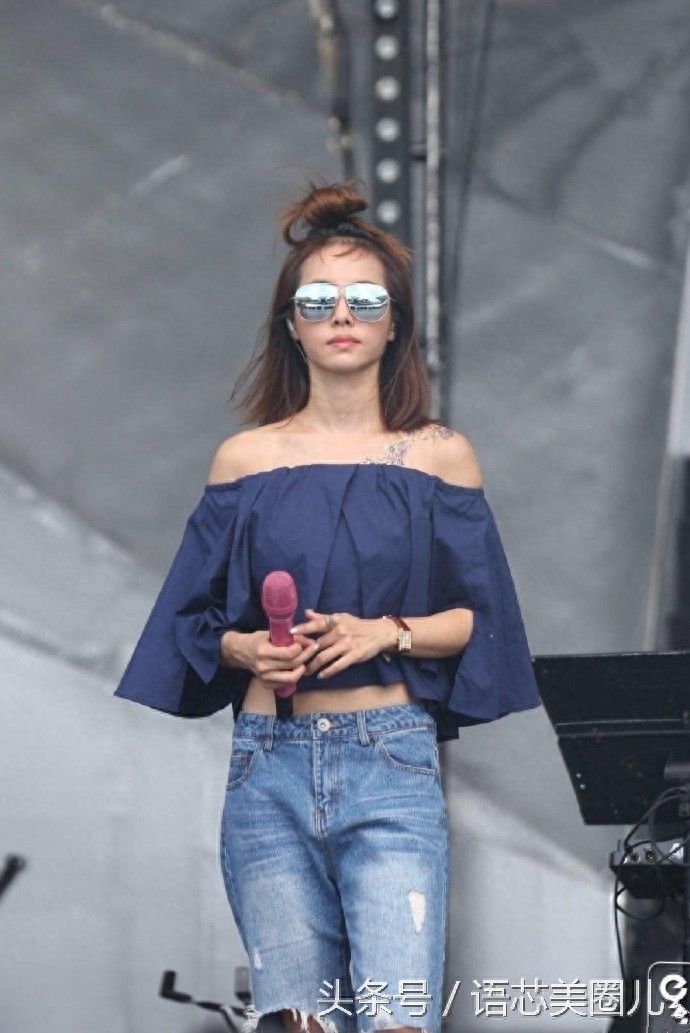 蔡依林现身echo回声嘉年华 丸子头一字肩少女感满满！