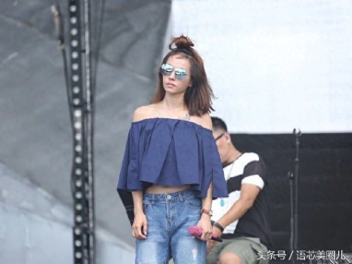 蔡依林现身echo回声嘉年华 丸子头一字肩少女感满满！